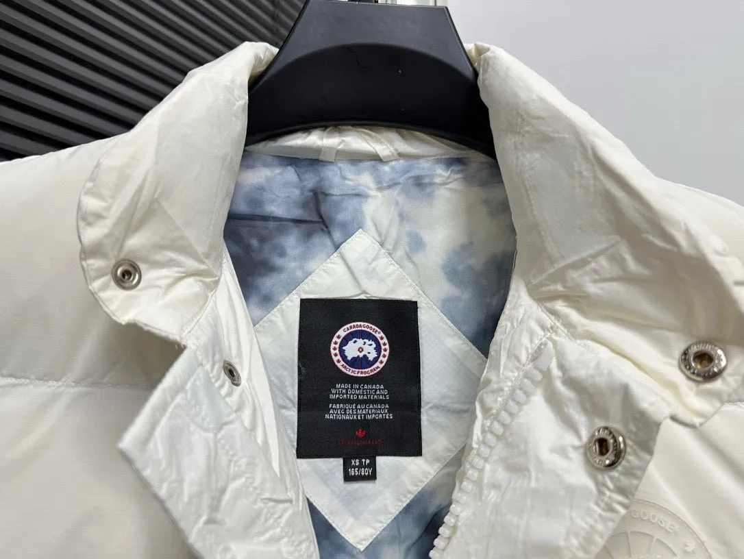 P480 [Canadagoose] Canada Goose White Label Glacier Down Vest Canada Goose's new "Northern Lights Series" down vest Canada Goose's new "Northern Lights" Northern Lights White Label down vest is now available! The light and layered colors give people the feeling of being trapped in the mist around icebergs and glaciers. It can be said to be very dreamy! Original YKK zipper, Size:XS-XXL